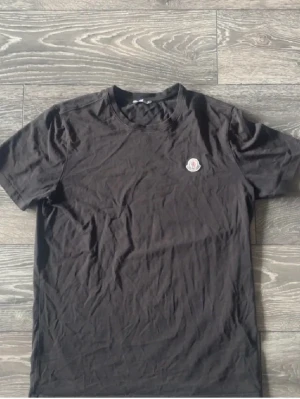 Moncler Tshirt Large - Säljer nyköpt Moncler Tshirt pga att jag köpte fel storlek. Helt oanvänd endast testad. Bra kvalité. Lämna gärna prisförslag🙂