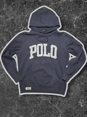 Ralph lauren hoodie  - Ralph lauren hoodie fin skick. Broderat tryck i babyblå / vit färg. Tröjan är storlek M men sitter som S.