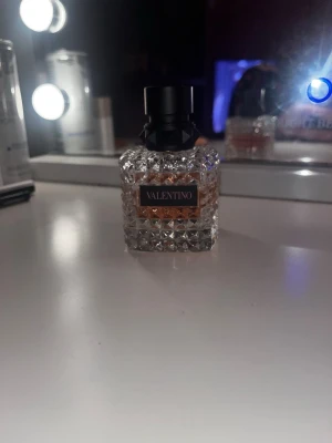 Trendig Valentino parfym - Snygg och modern parfym från Valentino i en exklusiv flaska med coola nitar på korken. Perfekt för dig som vill sticka ut och addera en lyxig touch till din stil.