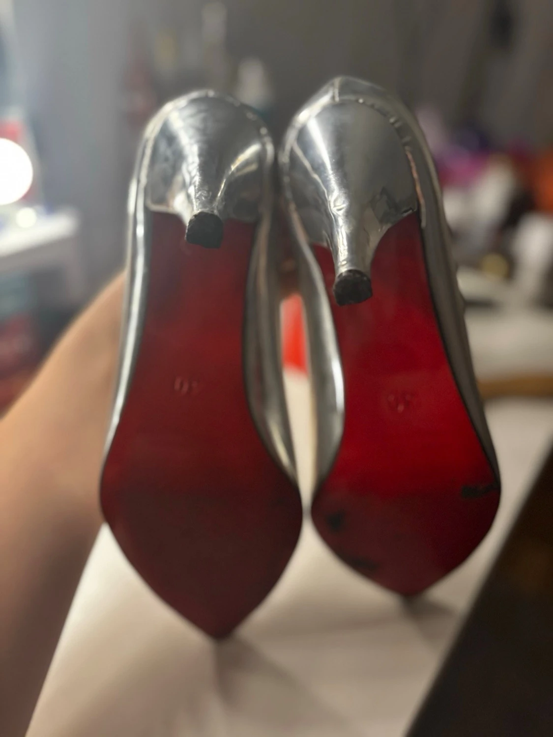 Silvriga pumps med röd sula - 1