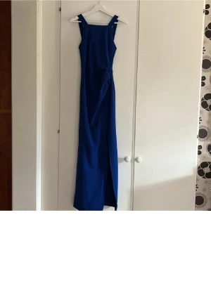 Blå långklänning/balklänning  - En jättefin långklänning/balklänning i bra skick och bara använd två gånger. Klänningen är från Bubbelroom och har inga fläckar eller liknande. Bara att höra av sig om man har några frågor eller vill ha fler bilder:) Priset kan diskuteras.