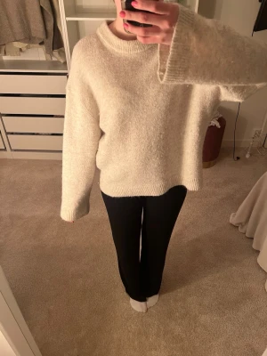 Ljusbeige stickad tröja från Gina Tricot - Säljer nu en mysig ljusbeige stickad tröja från Gina Tricot i premium kvalité 😊
