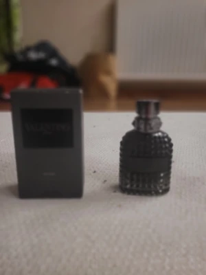 Valentino Uomo Intense - Fin flaska utan märken, luktar gott och har 40ml kvar ungefär, Den kommer I original förpackning. 😄