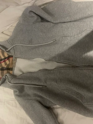 burberry kofta - ny burberry kofta. ljus grå o jätte skön material. ganska tjock och jåller värme. size S