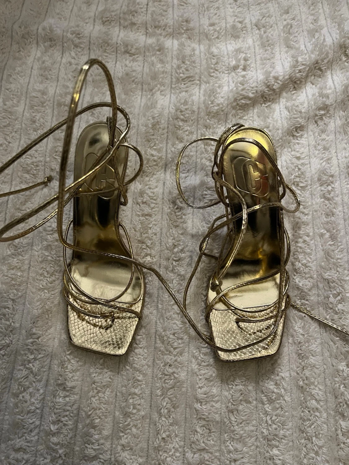 Guldiga sandaletter med snörning