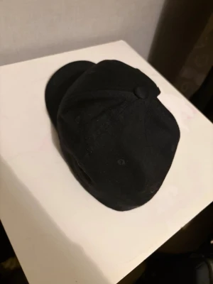 Svart Flexfit keps S-M - Säljer en stilren svart keps från Flexfit i storlek S-M. Kepsen har klassisk form med böjd skärm och är tillverkad i ett mjukt och flexibelt material. Perfekt för dig som gillar enkel och clean stil.