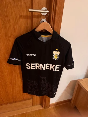 Svart IFK Göteborg matchtröja Craft XS - Säljer en svart IFK Göteborg matchtröja från Craft i storlek XS. Tröjan har klubbmärke på bröstet, vita detaljer och tryck, samt Serneke som sponsor. Tillverkad i polyester och perfekt för fotbollsträning eller att bära på läktaren. Hör av vid minsta fundering eller lägg prisförslag direkt🤩