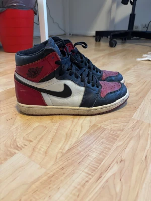 Nike Air Jordan 1 bred toe - Air Jordan 1 bred toe. Använda som skor ska vara! Se bilder för skick.