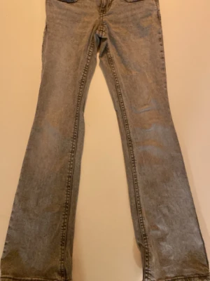 Grå bootcut jeans från Gina tricot  - Snygga grå jeans från Gina tricot i bootcut-modell. Jeansen har klassisk femficksdesign, raka ben som blir vidare nedtill och normal passform. Tillverkade i mjukt jeanstyg som ger en avslappnad look. Perfekta till sneakers eller boots. Har nästan aldrig använt så de är i nästan nytt skick/ inget tecken på andvändning. 