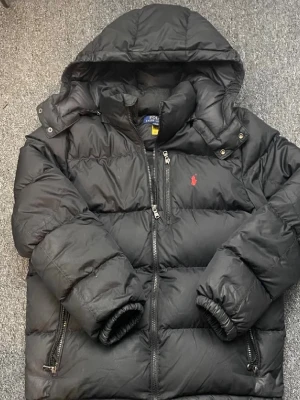 Ralph lauren jacka  - Perfekt varm och skön till vintern. Väldigt populär jacka, mitt pris endast 1500kr Storlek S