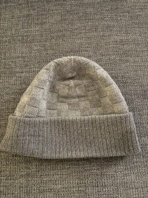 Lv mössa - Säljer en nyanvänd Lv mössa, används vid fåtal gånger, kvitto finns. Vid bud skriv privat 