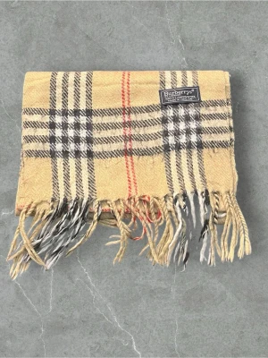 Burrbery scarf/halsduk  - Säljer en fet burbery scarf i färgen beige ,skick:8/10, Pris:349, självklart äkta, vid frågor eller funderingar är de bara och höra av sig ‼️