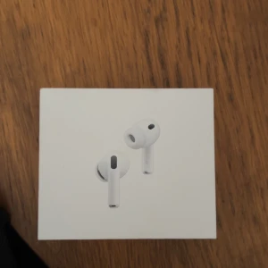 AirPods Pro 3 - Hej! Säljer dessa AirPods jag fick i julklapp då jag redan har ett par. De är oöppnade i orginalförpackning. 