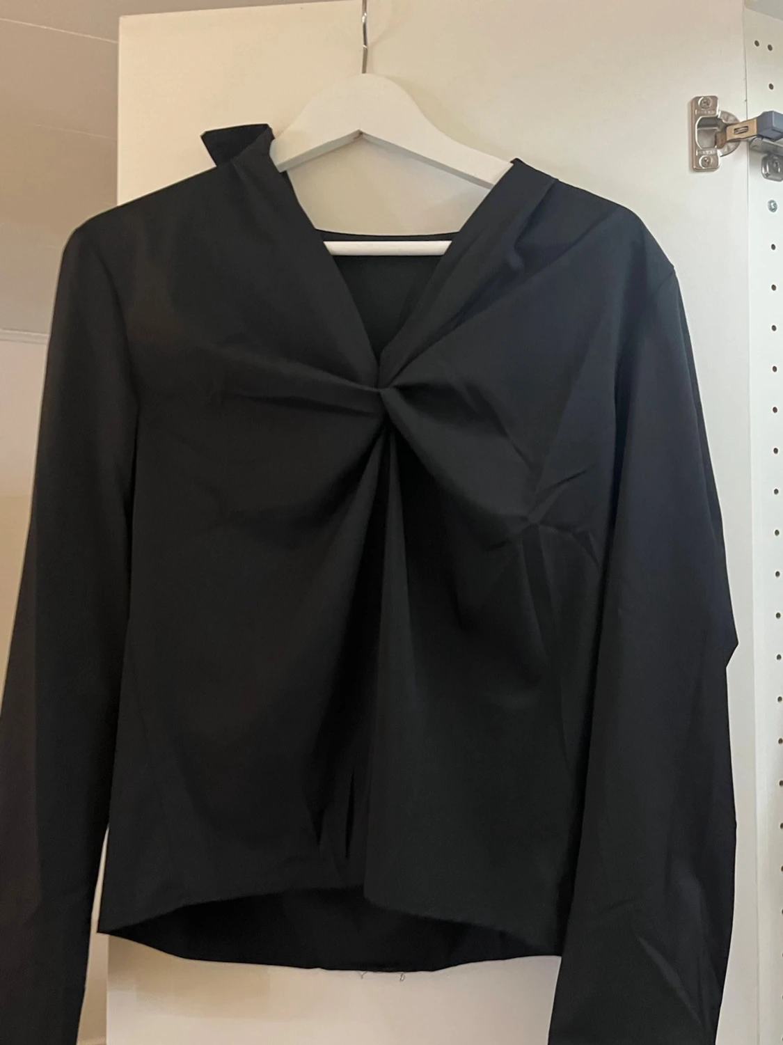 Svart skjorta  med snurr detalj över bröstet 