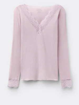 Ljusrosa långärmad spetsblus  - Supersöt ljusrosa långärmad topp med v-ringning och spetsdetaljer både vid halsringningen och ärmsluten. Tillverkad i mjukt material som känns skönt mot huden. Perfekt för dig som gillar romantiska och feminina plagg.