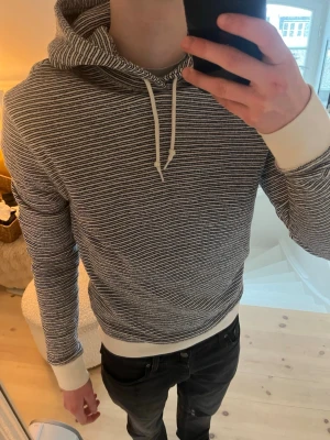 Randig Hoodie  - Randig tunnare hoodie ifrån märket J. Crew, den är i storlek S och sitter bra på mig som är 180 om man gillar den mer slim-fit, endast använd fåtal gånger så super bra skick, skriv vid frågor!