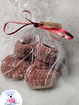 Söta handvirkade baby-tossor 0–6 månader  - Söta handvirkade baby-tossor 0–6 månader    Ge små fötter extra värme och mys! Dessa charmiga tossor är perfekta för nyfödda och spädbarn upp till 6 månader. Mjuka, sköna och enkla att ta på – ett måste för kalla små fötter.  Sulans längd: 10 cm Sköna och mjuka material Perfekta som present eller till vardags Obs! Se sista bilden för hur tossorna ser ut utan förpackning  Pris: 200 kr