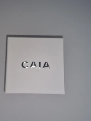 CAIA Extra Fizz Eyeshadow -  CAIA Extra Fizz ögonskugga topper ger ultimat lyster. Kan användas för att addera extra lyster på ögonskuggan eller användas som den är för en lätt och skimrande look. Limited Edition utgåva ✨️