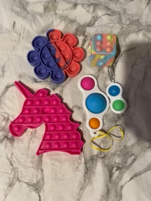 Fidget toy pack - 2 pop it 2 stora pop it 1 pop it cube