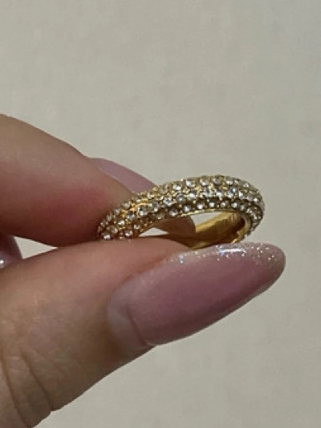 Guldig ring med stenar från EMILI - 2