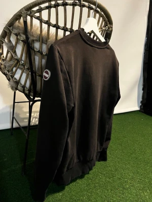 Svart Colmar sweatshirt i bomull - Svart sweatshirt från Colmar Originals med rund hals. Den är använd 2 år och är lite blek i färgen men inga hål eller så. Nypris runt 1500-2000. Hör av dig vid frågor!😊