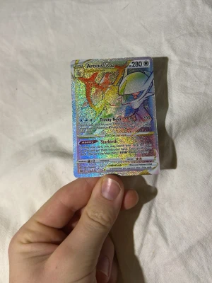 Arceus Vstar Pokémon kort - Inga skador överhuvudtaget och är ett väldigt fint kort till samlingen 
