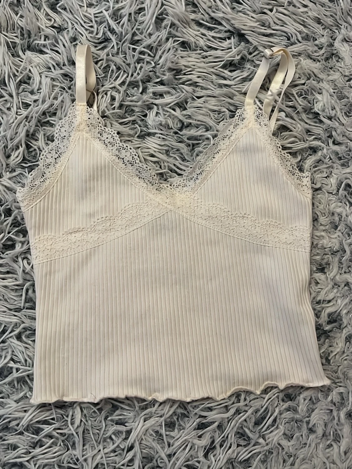 Vit ribbad linnetopp med spets