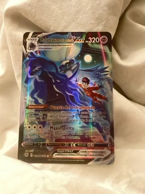 Pokémon kort - Säljer denna Calyrex VMAX för ett bra pris, kortet är väll behandlat men kommer tyvärr utan sleeve 
