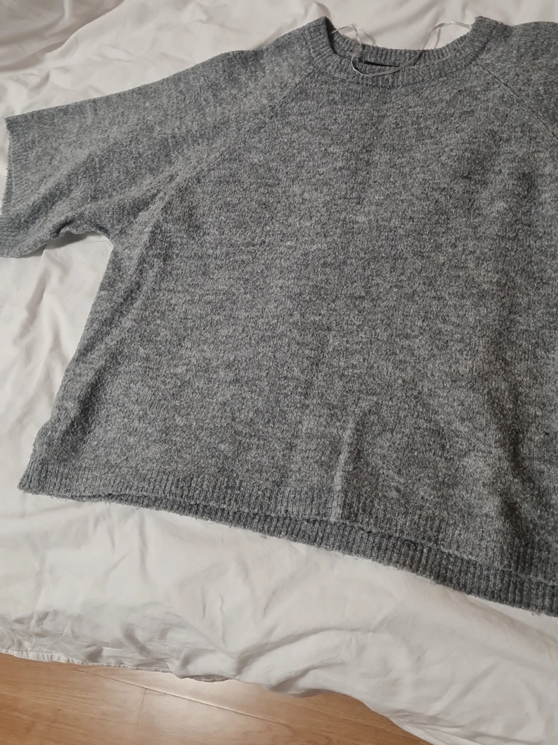 Grå stickad tröja med kort ärm