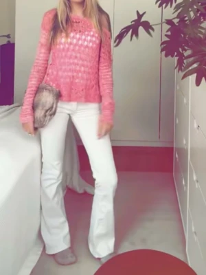 Rosa stickad offshoulder tröja - Säljer en rosa stickad tröja med offshoulder design!! Såå fin, älskade att ha tröjan till ett par snygga jeans!! Tröjan passar nog alla o storlek! Pris kan självklart diskuteras vid snabb affär🩷🩷