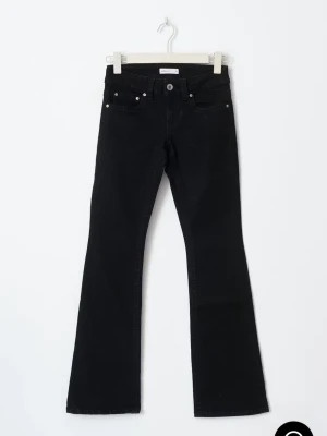 Svarta bootcut jeans från Perfect Jeans - Säljer ett par svarta bootcut jeans från Gina tricot i storlek 32. Jeansen har klassisk femficksdesign, normal passform över låren och lätt utsvängda ben. Tillverkade i mjukt jeansmaterial med knapp och dragkedja framtill. 