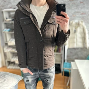 J.lindeberg jacka - Mycket bra skick, inga defekter! Storlek M sitter som M  och passar dig som är mellan 175-185cm ungefär. Nypris ca 4000kr. Modellen är 185 cm, 75kg. Passar bra nu till våren! Skriv för mer information!🤝