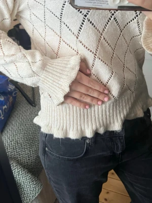 Stickad genomskinlig tröja  - Jättefin träna med fina detaljer. Passar till mycket och perfekt till våren. Storlek M men passar på S också. Skriv gärna för frågor eller prisförslag💕