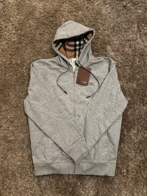 Grå burberry zip hoodie - Burberry i ny skick storlek M-L och sitter riktigt fint 