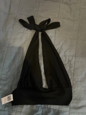 Svart halterneck linnetopp - Jätte fin svart topp som man knyter i nacken❣️