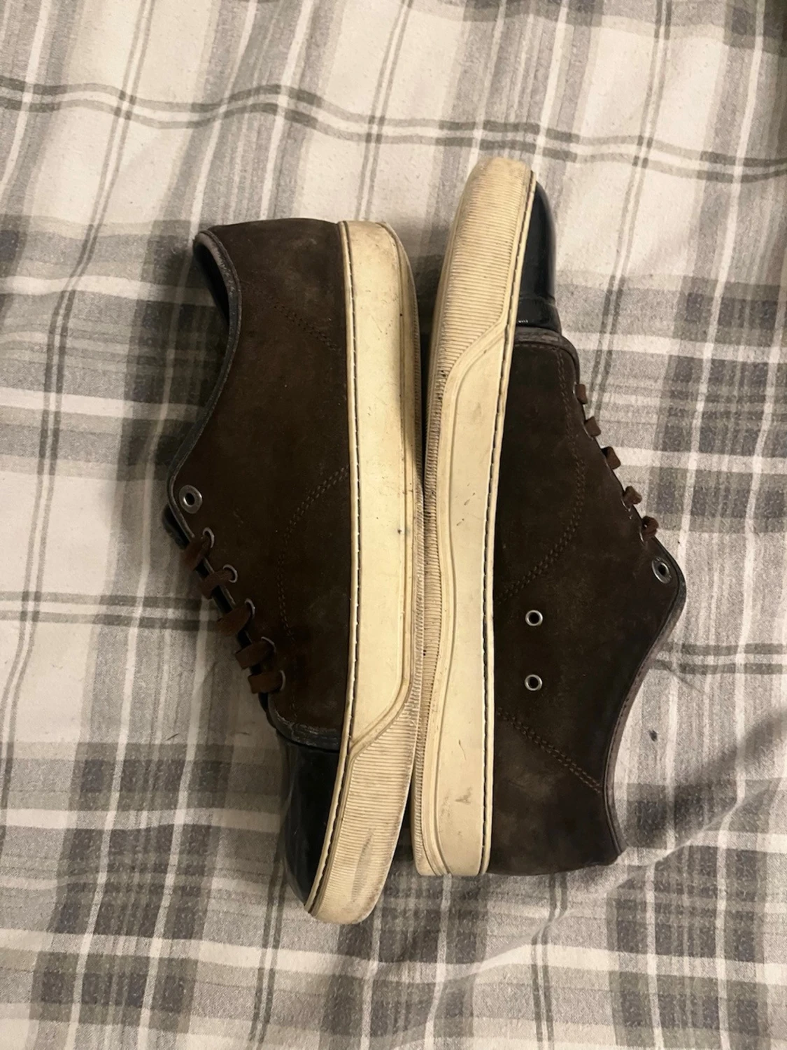 Bruna sneakers från Lanvin med lackad tå