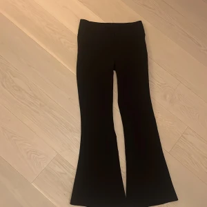 Svarta bootcut byxor från Gina Tricot - Säljer ett par helt oandvända svarta bootcut kostym byxor från gina tricot dem är Lågmidjade och har både två knappar fram men även knappar back vid fickorna dem är i storlek S men passar även som xs skriv vid intresse priv kan diskuteras( köpte dem för 499) ❤️