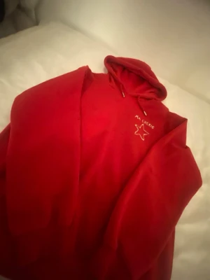 Ma Cherie hoodie från Gina - Fin röd hoodie från Gina i storlek 146/152 säljs så den är för kort i ärmarna för mej 💕💕