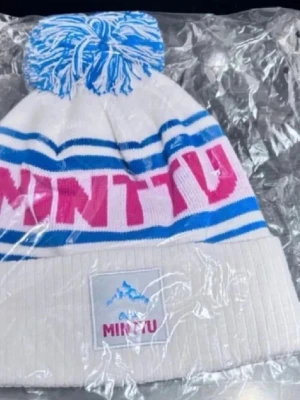 Mössa från Minttu - original - Vårens snyggaste mössa från Minttu. Original såklart. Helt ny 