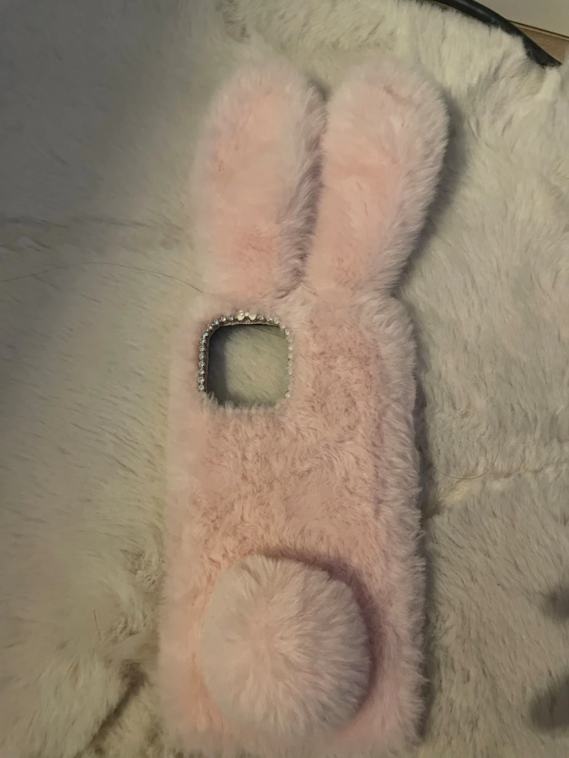 Rosa fluffigt mobilskal till iPhone 13