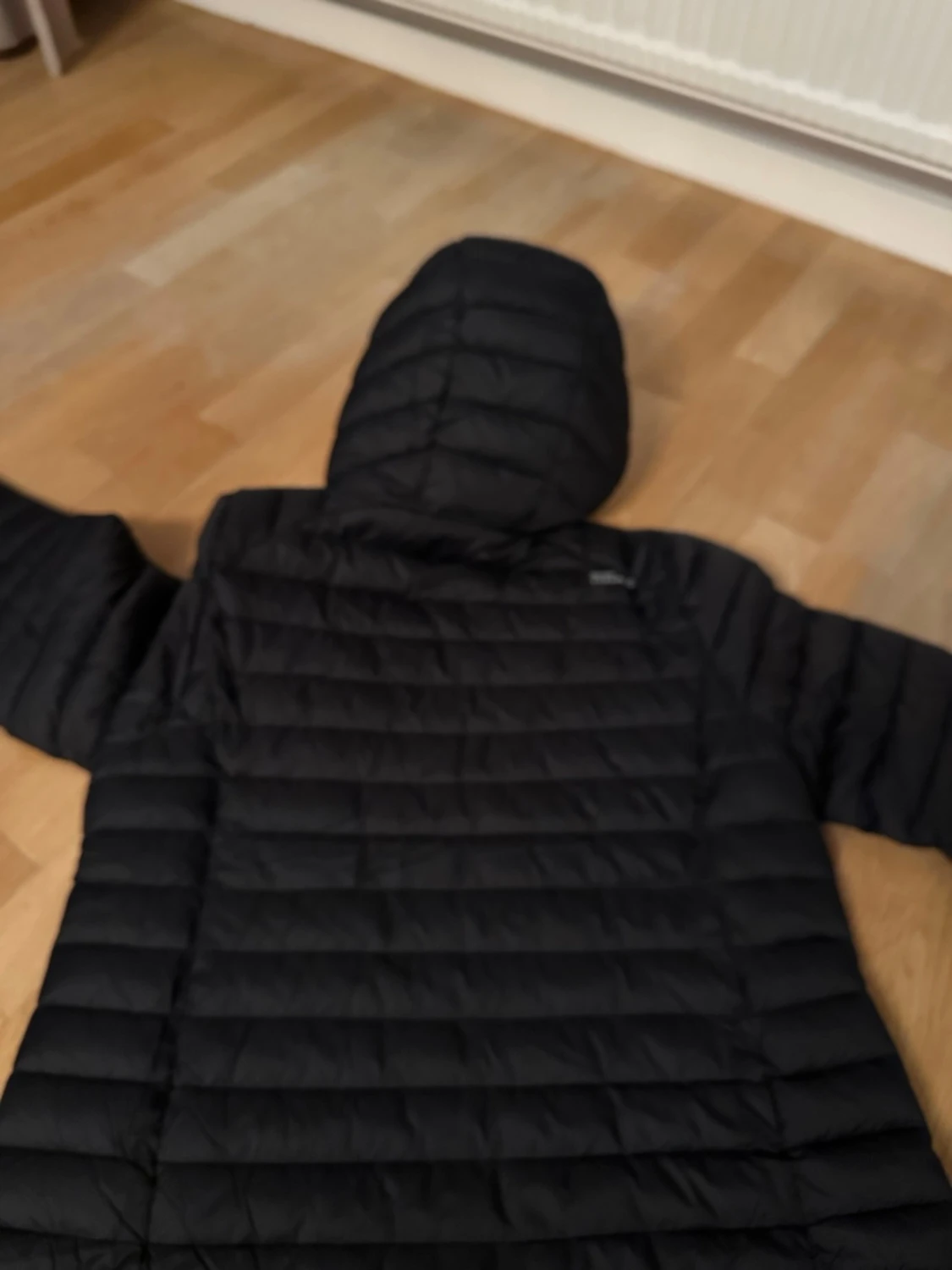 Svart quiltad pufferjacka med huva stl L  - 2