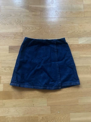 Carin Wester - Snygg mörkblå jeanskjol från Carin Wester i klassisk kort modell. Kjolen har en enkel omlott-look framtill och är gjord i ett stadigt denimtyg. Sparsamt använd. Köpt för 599kr💕 Ligger ute på fler sidor💕