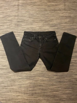 Svarta Levis Jeans 511 W30 L32 - Säljer ett par snygga Levis jeans! Jeansen är i mycket bra skick och har inga defekter. Knappt använda. Om ni har några frågor så är de bara att höra av er!