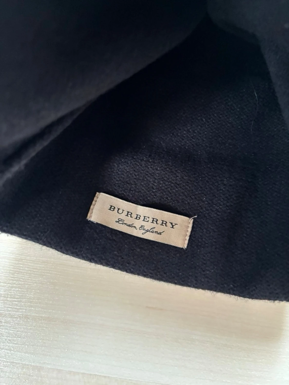 Svart mössa med logga