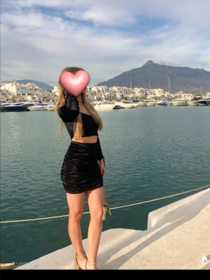 Svart set  - Svart topp med matchande kjol. Storlek xs, sammet