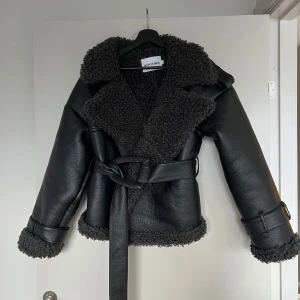 Adoore jacka, XS - Intressekoll på denna jacka från Adoore. Superfint skick förutom en repa på insidan av spännet, vilket inte syns vid användning!