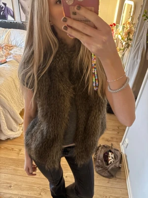 Fuskpäls väst S/M - Superfin faux fur fuskpäls väst från HM. Inga defekter! Perfekt nu till våren 🌸passar som S/M, har även fickor!