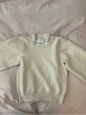 stickad tröja  Neo Noir - Snygg beige stickad tröja från Neo Noir, Aldrig använd🌸