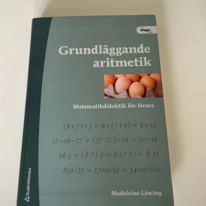 Grundläggande aritmetik - Boken 'Grundläggande aritmetik' av Madeleine Löwing är en grön kursbok i matematikdidaktik för lärare. Den har mjukt omslag och innehåller formler och exempel på aritmetik. Perfekt för dig som pluggar till lärare eller vill förstå grunderna i matematik. Första upplagan 