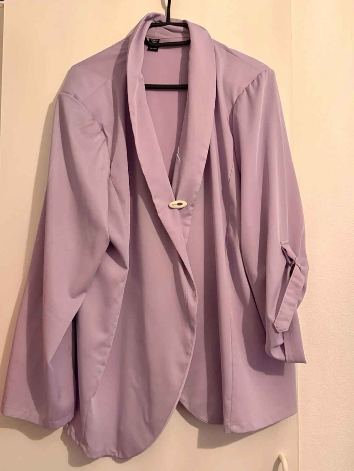 Ljuslila kavaj med knappdetalj